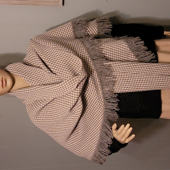 Curling Houndstooth Shawl ~ made in Italy Tan & Off White w/ grayish fringe - Picture 8 of 17